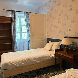 https://1560-domaine-des-cinq-jardins-a-magical-and-authentic-mansion.fr-provencehotel.com